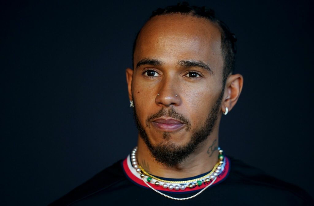 Lewis Hamilton darf weiter Nasenstecker tragen