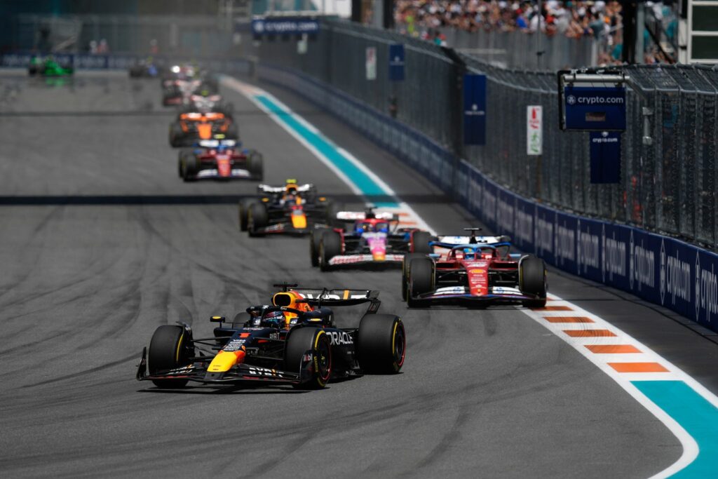 Verstappen gewinnt auch Sprint in Miami