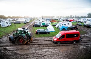 So kommen festgefahrene Autos und Camper aus dem Matsch