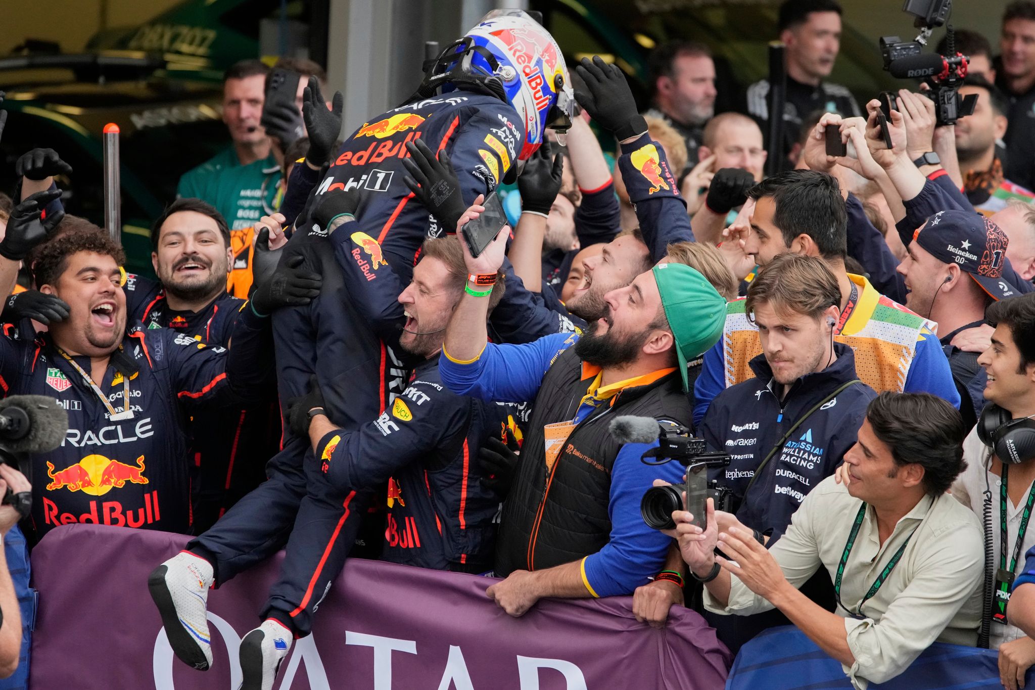 Verstappen-Triumph auch in Baku – Piastri kracht in die Wand