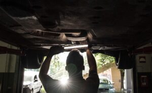 ADAC-Check: So können Autofahrer beim Kundendienst sparen