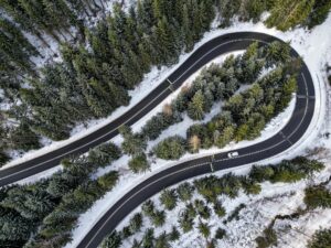 So fahren und parken Sie im Gebirge sicherer
