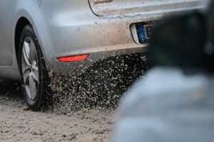 Schmutz und Schnee: Das Auto in der Winterzeit sauber halten